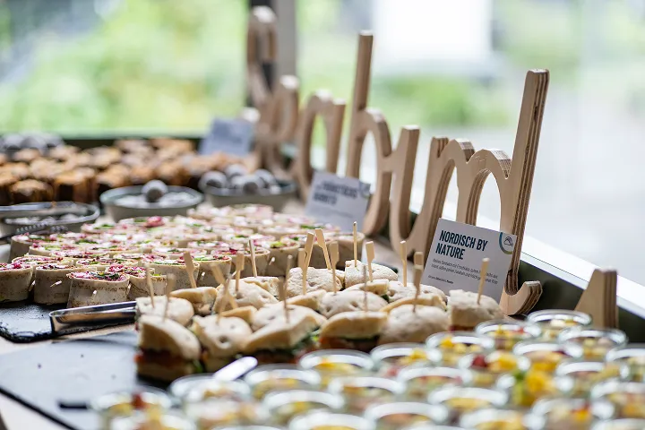 Fingerfood-Buffet mit Sandwiches, Snacks und Beschilderung