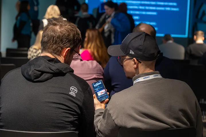 Teilnehmende im Gespräch beim Networking