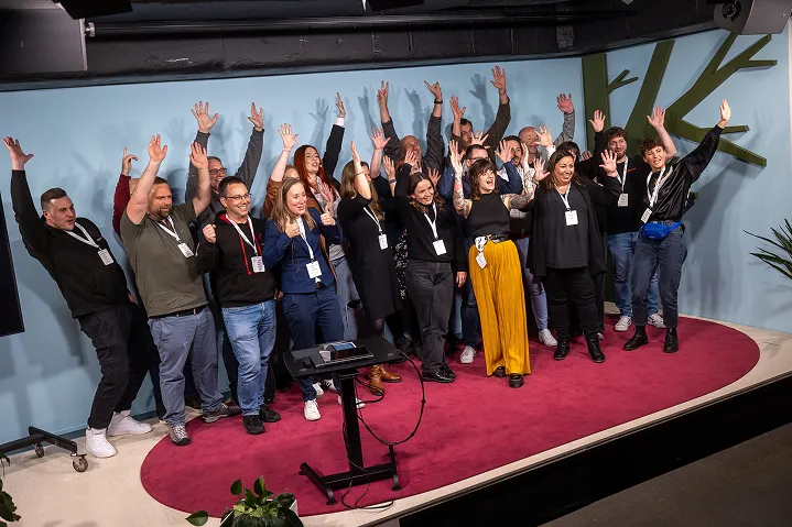 Gruppenfoto voller Energie auf der Bühne