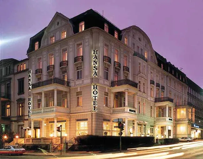 Außenansicht des Star-Apart Hansa Hotels in Wiesbaden bei Nacht