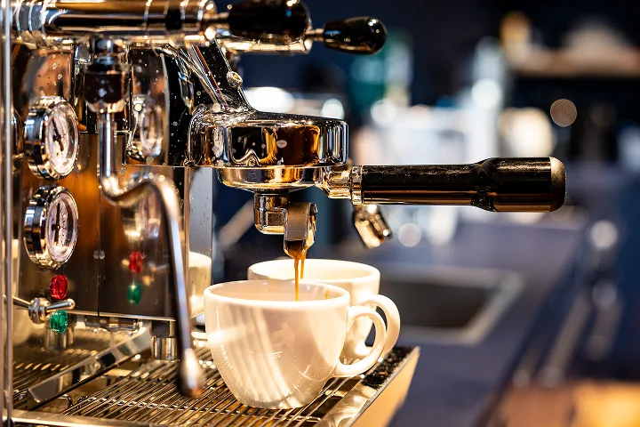 Espressomaschine bereitet Kaffee für die Teilnehmenden zu