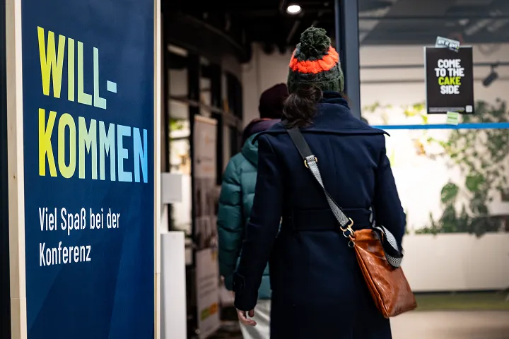 Willkommens-Schild am Eingang zur Konferenz