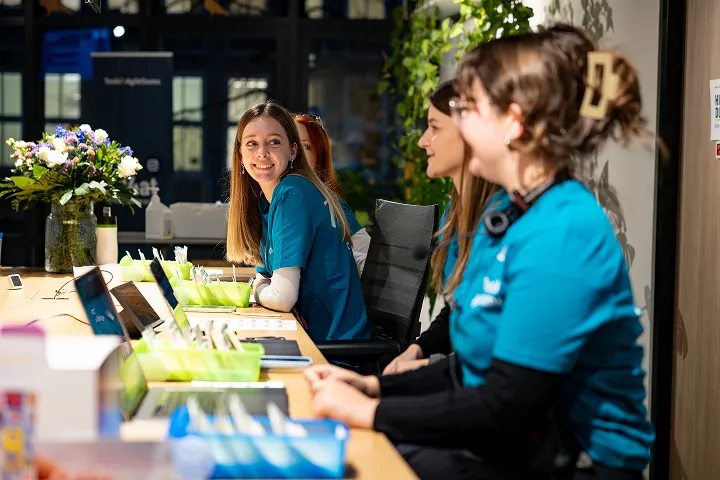 Team am Empfang lächelt in die Kamera